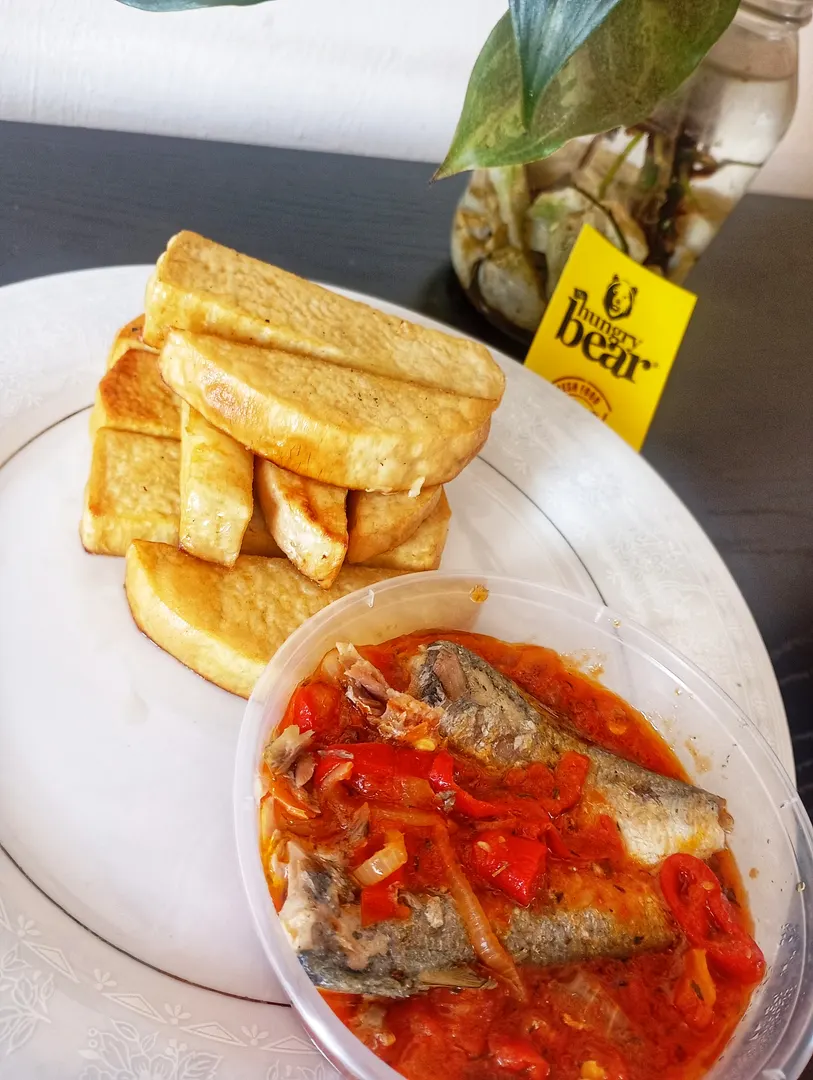 Fried yam and sardine sauce