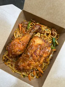 spaghetti in minced meat and peppered chicken