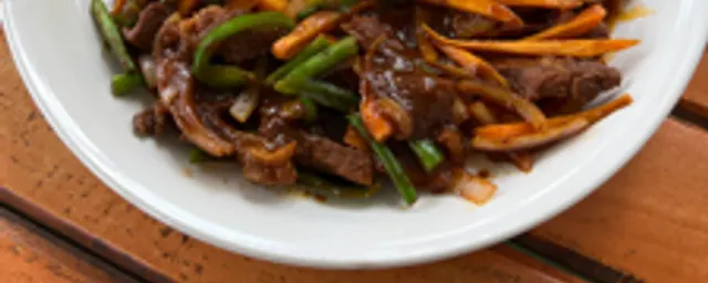 white rice with chicken or beef sauce